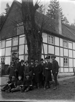 Herrenrunde von einem Gasthaus, rechts außen: Richard Schirrmann, undatiert, um 1910?