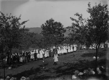 Mädchenklasse (?) bei einem Gruppenspiel auf der Wiese, um 1910? (Original ohne Angaben, undatiert)