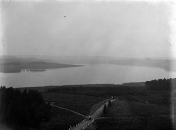 Blick über den Möhnesee Richtung Staumauer der Talsperre bei Günne, undatiert, um 1915?