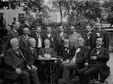 Richard Schirrmann (links, stehend) mit einer Herrenrunde, evtl. Mitglieder des Sauerländer Gebirgsvereins (?), undatiert, um 1906?