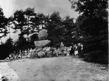 Ausflugsgruppe aus dem Ferienlager "Kinderdorf Staumühle" am Hindenburg-Stein in der Senne (Turm aus Findlingen), undatiert