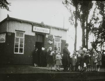 Reisende am Kleinbahnhof Hövelhof-Klausheide, Anreisestation für die Kinder des Feriendorfes Staumühle in der Senne
