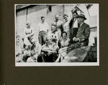 Gruppe mit Richard und Elisabeth Schirrmann (rechts) während einer Englandreise 1959 mit Besuch einheimischer Jugendherbergen (Original unbezeichnet, ohne Ort)