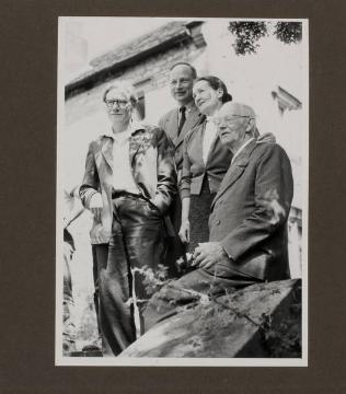 Richard und Elisabeth Schirrmann (rechts) - wahrscheinlich während einer Englandreise 1959 mit Besuch einheimischer Jugendherbergen (Original unbezeichnet, ohne Ort)