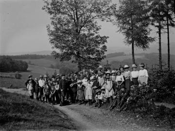 Wandergesellschaft mit Richard Schirrmann (vorn, im dunklen Anzug), Gründer des Deutschen Jugendherbergswerkes, bei der Rast am Wegesrand, undatiert, um 1910?