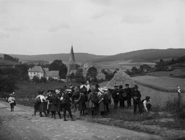 Schülerwanderfahrt mit Lehrer Richard Schirrmann: An einem Feld, undatiert, um 1910?