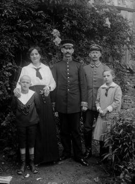 Richard Schirrmann (rechts) mit seinem jüngeren Bruder Konrad und dessen Familie, aufgenommen 1916 während ihrer Zeit als Soldaten im 1. Weltkrieg (Westfront), Héming, Lothringen (heute Frankreich)