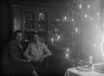 Richard Schirrmann, Familie: Seine erste Ehefrau Gertrud (rechts) mit Tochter Gertraut Schirrmann (geboren 1904) an Weihnachten, ohne Ort, undatiert, um 1925?