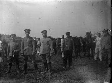 Erster Weltkrieg, Westfront: Abteilung des Landsturm Inf. Batl. Siegen (?) mit Pferden, ohne Ort, undatiert