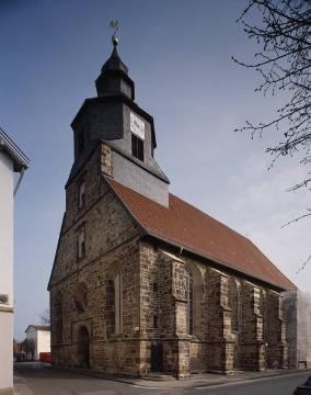 Petrikirche, ev. Stadtkirche, dreischiffige Hallenkirche, erbaut 1615-1618, mit barockem Turm von 1732