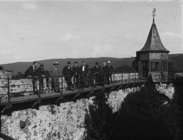 Männerwandergruppe auf dem Wehrgang einer Burg (Schloss Hohenlimburg?), um 1912? Original ohne Angaben, undatiert (siehe Ausschnittsvergrößerung 07_710).