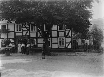Richard Schirrmann mit Wanderfreunden vor dem Landgasthof Schütte in Oberkirchen, unbezeichnet, um 1912?