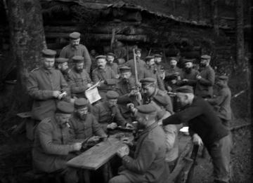 Erster Weltkrieg, Vogesen: Abteilung des Landsturm Inf. Batl. Siegen in geselliger Runde vor einem Unterstand, ohne Ort, undatiert