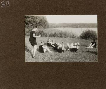 Fotoalbum Richard Schirrmann: "Wanderführerlehrgang", Teilnehmerinnen bei der Frühgymnastik, ohne Ort, undatiert, um 1925 (?)