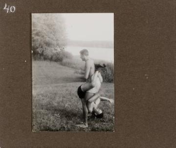 Fotoalbum Richard Schirrmann: "Wanderführerlehrgang", Teilnehmer bei der Frühgymnastik, ohne Ort, undatiert, um 1925 (?)