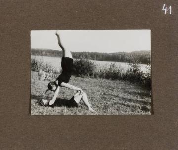 Fotoalbum Richard Schirrmann: "Wanderführerlehrgang", Teilnehmerinnen bei der Frühgymnastik, ohne Ort, undatiert, um 1925 (?)