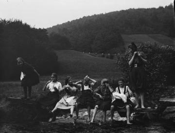 Schülerwanderfahrt mit Lehrer Richard Schirrmann: Mädchen bei der morgendlichen Körperpflege am Bach, undatiert, um 1920?