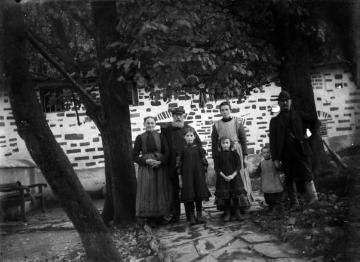 Philipp Lauber, Herbergsvater der Jugendherberge Bad Berleburg-Kühhude (links) mit Familie (?)- undatiert, um 1912? (Originalbezeichnung "Buedingen 1912"), vgl. 07_1173