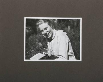 Wanderin - in: Fotoalbum "Reichsverband Deutsche Jugenherbergen - Bilder aus dem Jugenherbergswerk", ohne Angaben, undatiert