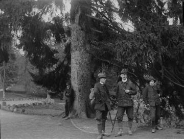 Richard Schirrmann (Mitte) mit Freunden auf einer Wanderung, undatiert, um 1910?