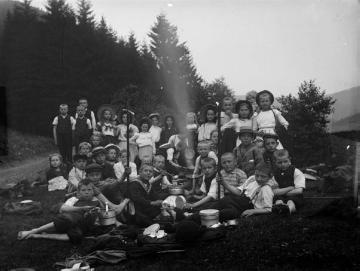 Schülerwanderfahrt mit Lehrer Richard Schirrmann: Schulkasse bei der Wanderrast, undatiert, um 1910?
