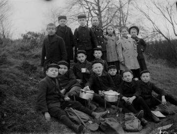 Schülerwanderfahrt mit Lehrer Richard Schirrmann: Schulkasse bei der Wanderrast, undatiert, um 1920?