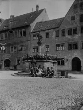 Richard Schirrmann, Wanderungen: Jugendgruppe an einem Marktbrunnen (Original ohne Angaben), undatiert, 1920er Jahre