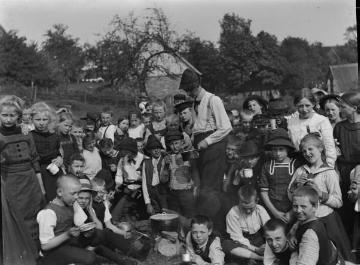 Auf Fahrt mit Lehrer Richard Schirrmann (Mitte): Schülerwandergruppe bei der Mittagsrast, um 1906? Original ohne Angaben, undatiert (vgl. 07_666)