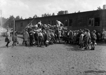 Kinderdorf Staumühle: Ankunft einer neuen Gruppe im Erholungslager für Schüler aus dem Ruhrgebiet, gegründet und betrieben von Richard Schirrmann 1925-1932, undatiert