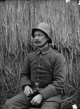 Erster Weltkrieg, Grußbild von der Westfront: Richard Schirrmann als Soldat des Landsturm Inf. Batl. Siegen, ohne Ort, undatiert