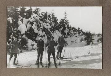 Fotoalbum Richard Schirrmann: Skigruppe auf einem Wanderführerlehrgang im Sauerland (?), undatiert, um 1930?