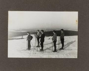 Fotoalbum Richard Schirrmann, Wanderführerlehrgang im Sauerland: Skigruppe mit Ehefrau Elisabeth Schirrmann (links), undatiert, um 1930?