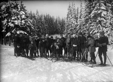Männergruppe auf Skiwanderung, Sauerland (?), undatiert