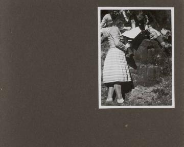 Mädchenwandergruppe - in: Fotoalbum "Reichsverband Deutsche Jugenherbergen - Bilder aus dem Jugenherbergswerk", ohne Angaben, undatiert