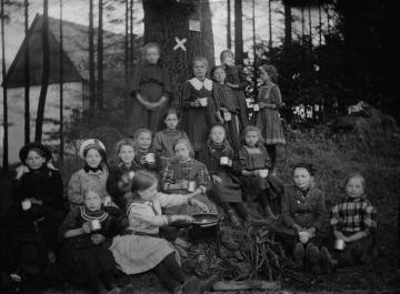 Schülerwanderung: Mädchenklasse bei einer Wanderrast, undatiert, um 1910?