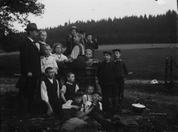 Schülerwanderfahrt mit Lehrer Richard Schirrmann (links): Bei der Wanderrast, undatiert, um 1910?