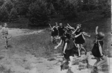 Kinderdorf Staumühle: Mädchengymnastik mit Elisabeth Schirrmann - Erholungslager für Schüler aus dem Ruhrgebiet, gegründet und betrieben von Richard Schirrmann 1925-1932, undatiert