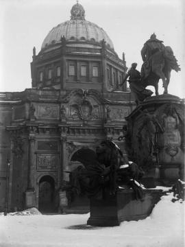 Richard Schirrmann, Wanderfahrten: Berliner Stadtschloss mit Reiterdenkmal Kaiser Wilhelms I (Original ohne Angaben)