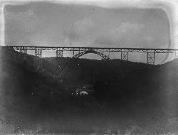 Richard Schirrmann, Wanderfahrten: Müngstener Brücke über die Wupper bei Solingen (bis 1918 Kaiser-Wilhelm-Brücke), 107 Meter hohe Eisenbahnbrücke auf der Eisenbahnlinie Wuppertal-Oberbarmen–Solingen (Original ohne Angaben, undatiert)