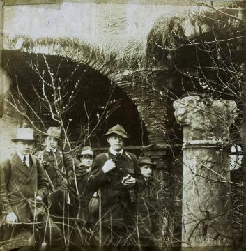 Richard Schirrmann (nicht im Bild), Wanderungen: Männerwandergruppe bei einer Burg?besichtigung, undatiert, um 1912?