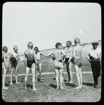 Wanderfahrt mit Lehrer Richard Schirrmann:  Jungengruppe am Strand - wahrscheinlich an der Nordsee während einer zehntägigen Schülerwanderreise von Altena nach Holland 1911