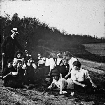 Schülerwanderfahrt mit Richard Schirrmann (links): Mädchengruppe bei der Rast, undatiert, um 1910?