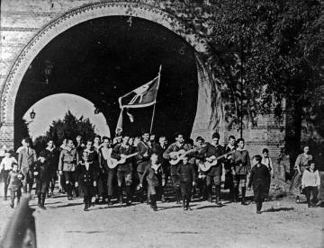 Gruppe der Wandervogelbewegung beim Einzug in eine Stadt, undatiert, um 1910?