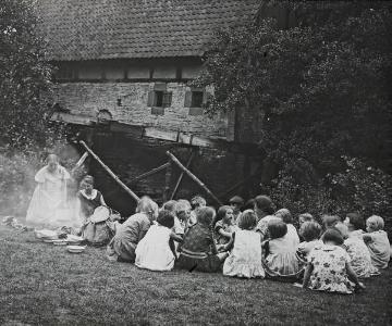 Kinderdorf Staumühle: Mädchengruppe beim Picknick an der Mühle - Ferienlager für bedürftige Kinder aus dem Ruhrgebiet, gegründet und betrieben von Richard Schirrmann 1925-1932, undatiert