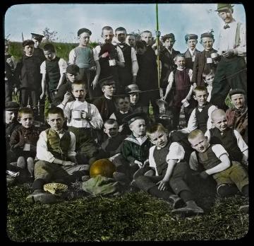 Zehntägige Wanderfahrt einer Gruppe 14-jähriger Jungen mit Lehrer Richard Schirrmann (rechts) von Altena nach Holland, 1911 Original ohne Angaben, undatiert (Ausschnittsvergrößerung von 07_796, coloriert)
