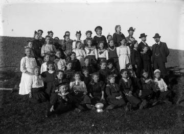 Mädchenklasse auf Wanderfahrt mit Lehrer Richard Schirrmann (letzte Reihe rechts), um 1912? (Original ohne Angaben, undatiert)
