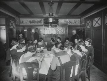 Jugendherberge, Mädchenrunde an der Kaffeetafel, undatiert, um 1920?