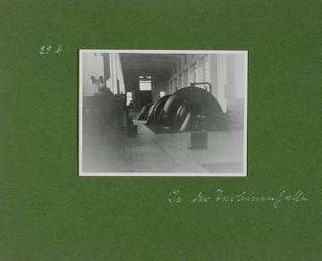 Fotoalbum Richard Schirrmann: "Fahrender Herbergselternlehrgang im Gau Sauerland-Münsterland 1932" - am Hengsteysee bei Hagen/Herdecke, wahrscheinlich in der Turbinenhalle des Laufwasserkraftwerkes