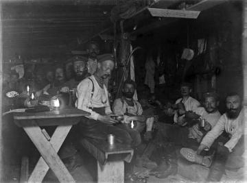 Erster Weltkrieg, Westfront: Soldat Richard Schirrmann (vorn Mitte) mit Kameraden des Landsturm Inf. Batl. Siegen in einer Mannschaftsbaracke, ohne Ort, undatiert