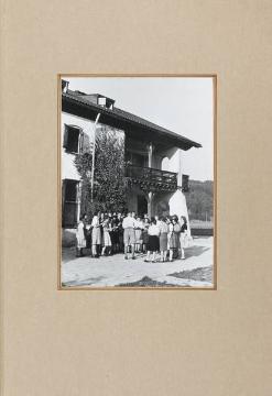 Jugendsingkreis vor einer Jugendherberge, in: Fotoalbum "Jugendherbergen in Bayern" nach 1945, erstellt für Richard Schirrmann durch den Landesverband Bayern für Jugendwandern und Jugendherbergen e.V.